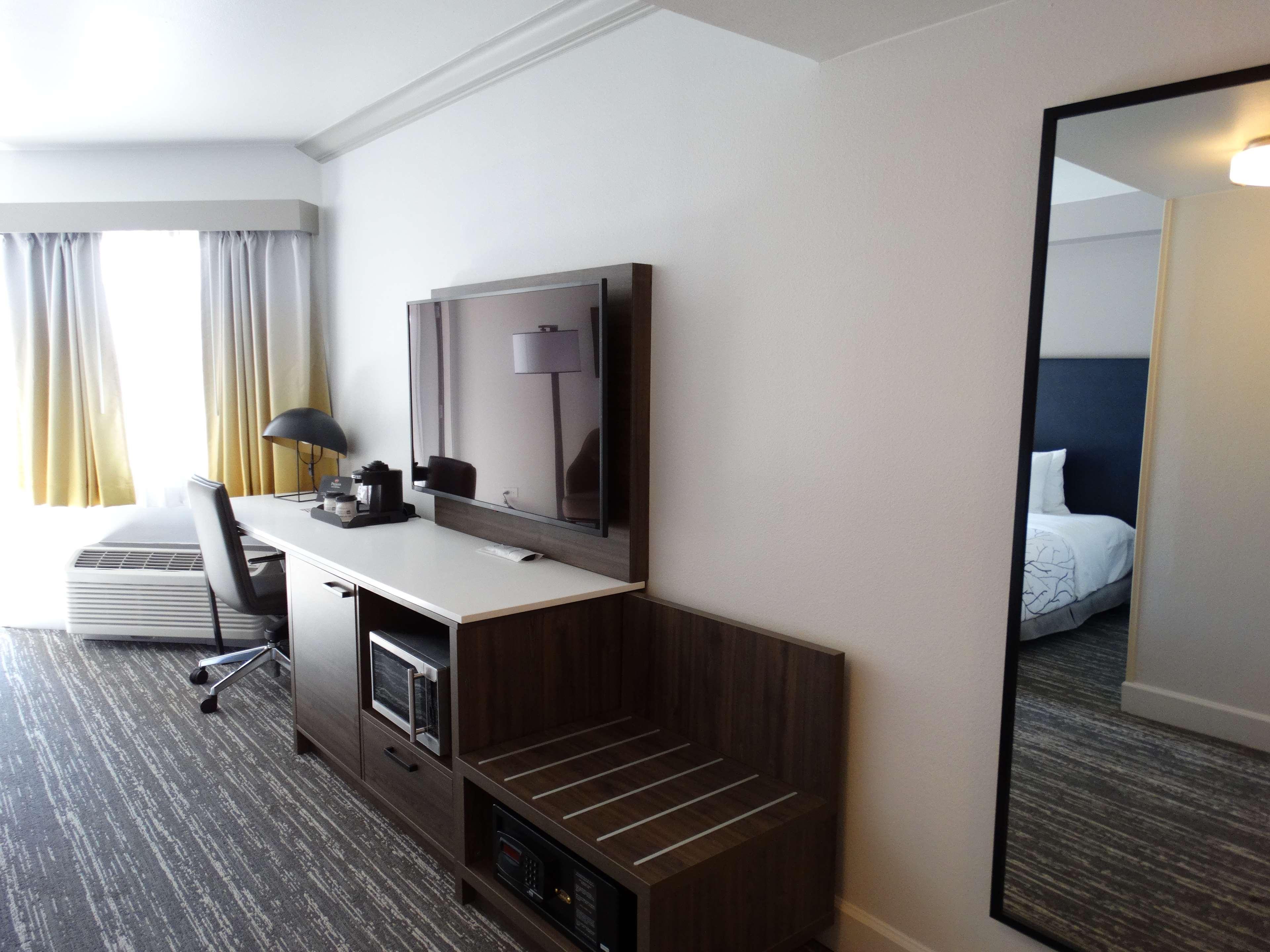 Отель Best Western Premier Denver East Номер фото