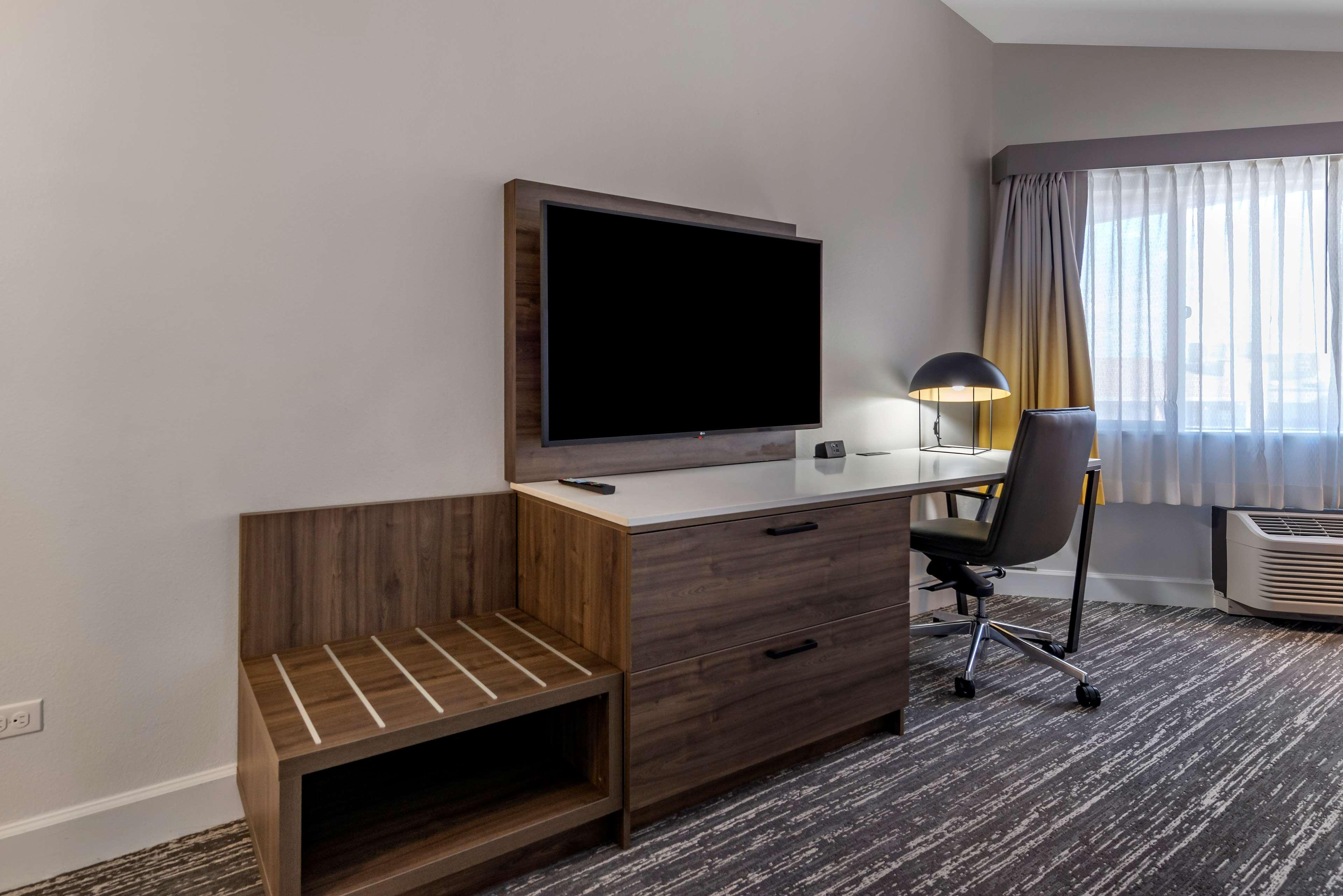 Отель Best Western Premier Denver East Экстерьер фото