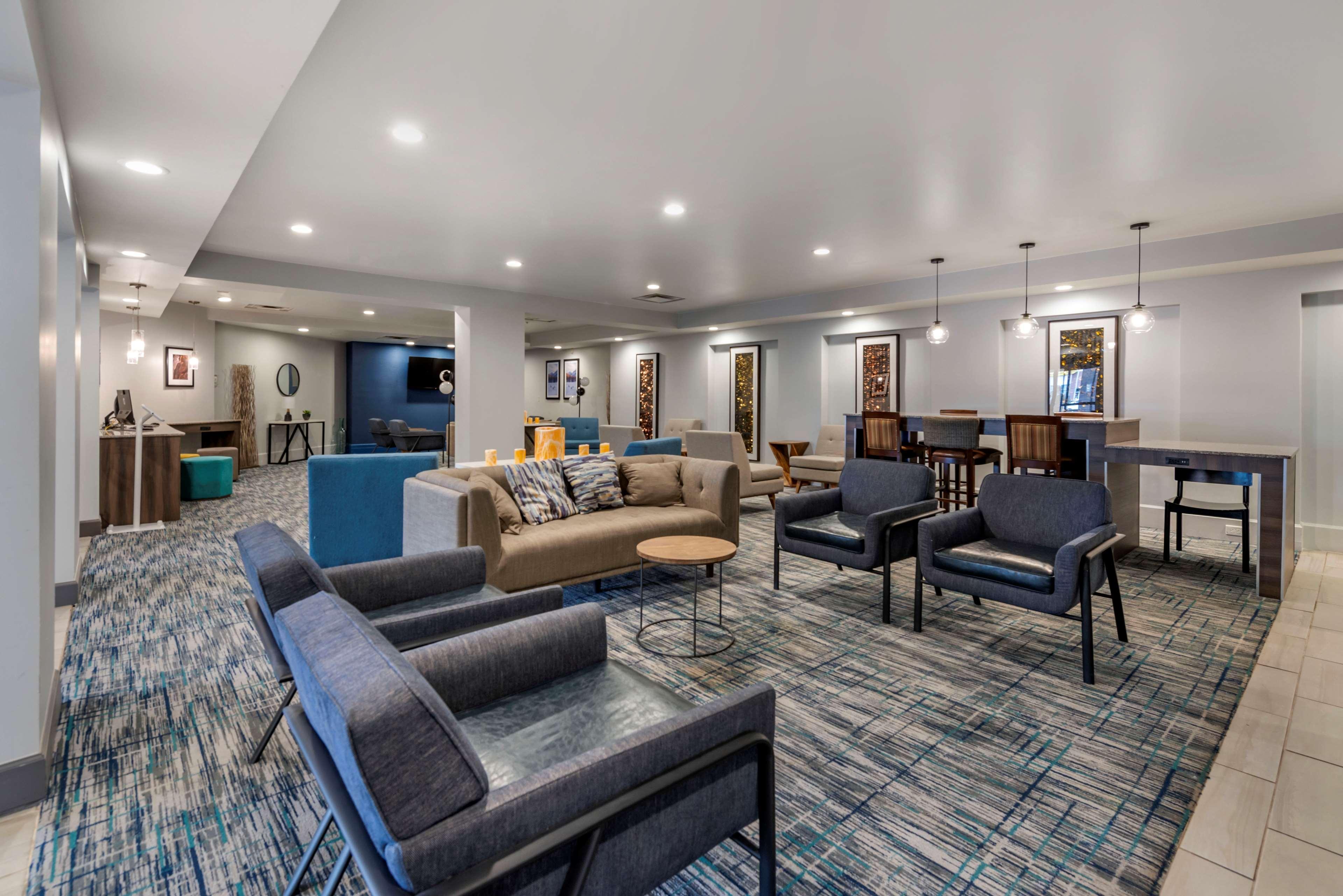 Отель Best Western Premier Denver East Экстерьер фото