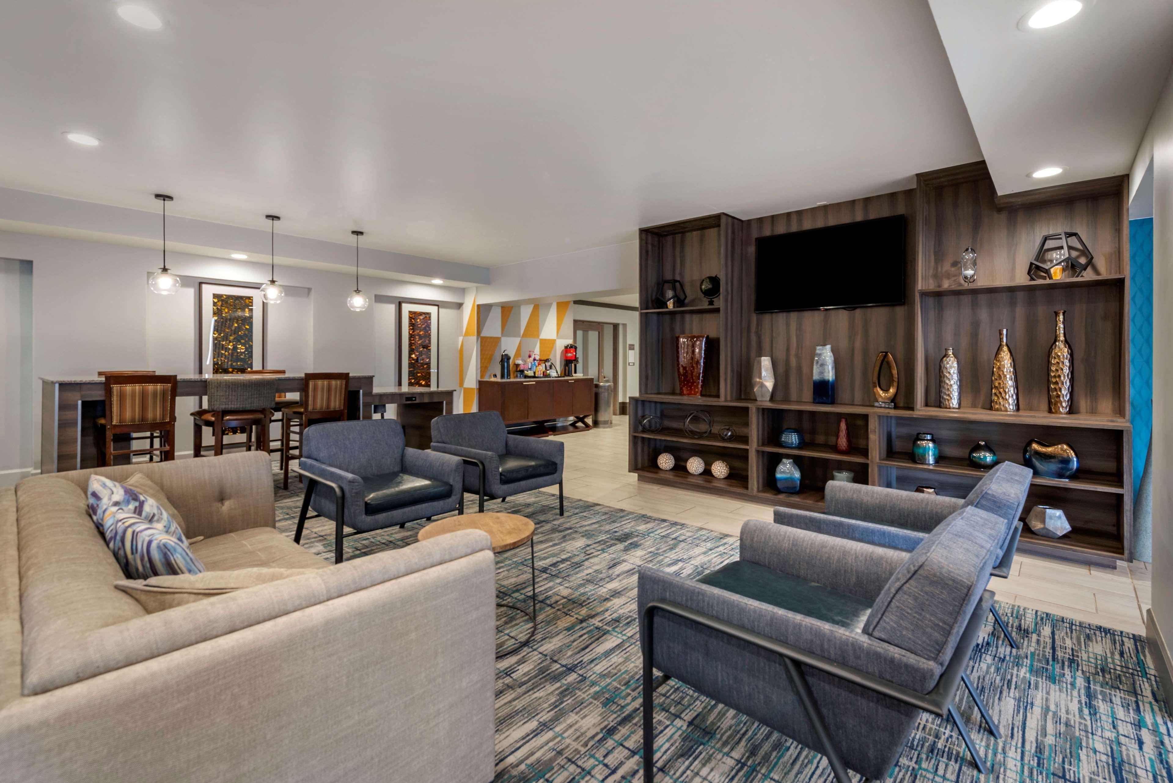 Отель Best Western Premier Denver East Экстерьер фото