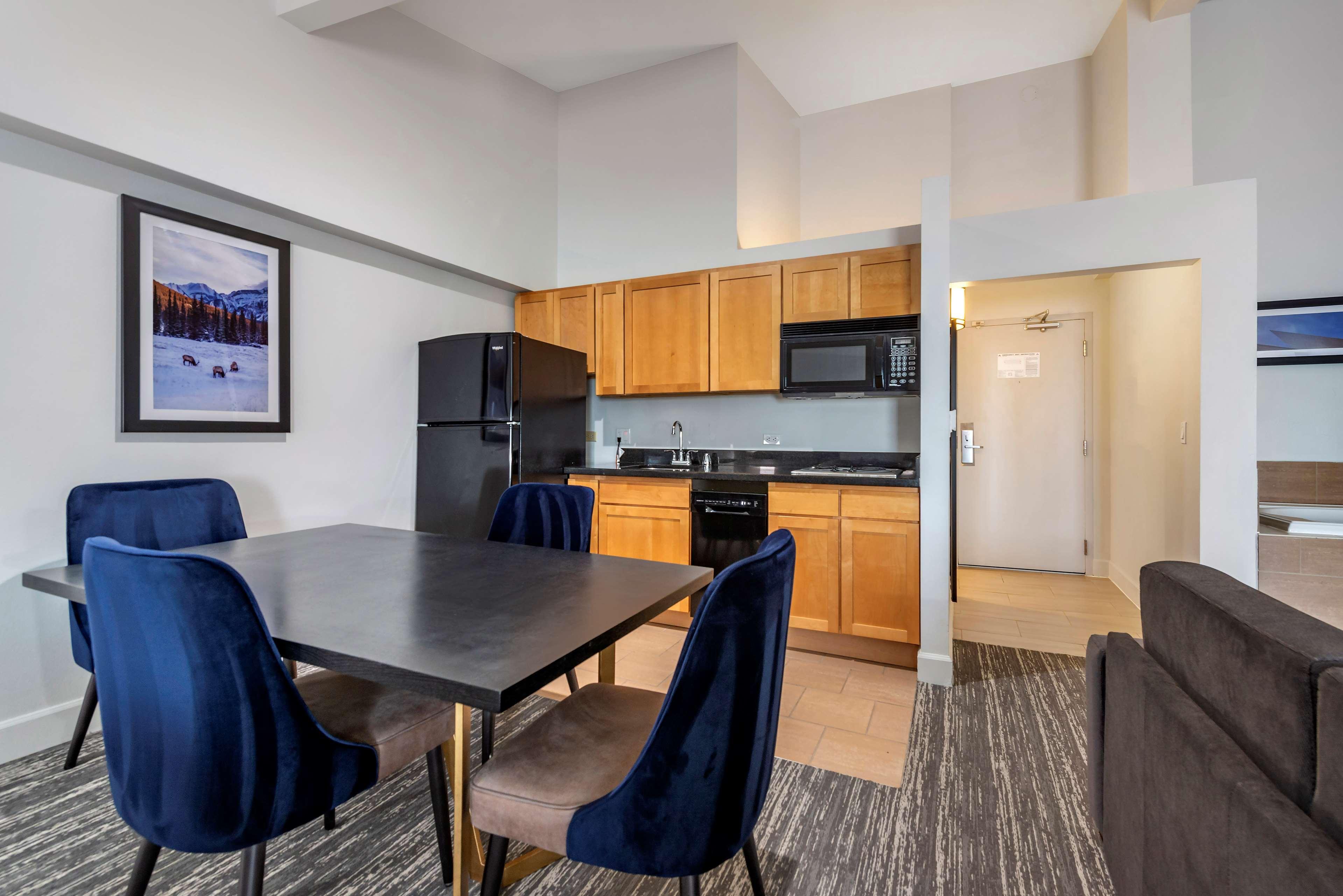 Отель Best Western Premier Denver East Экстерьер фото