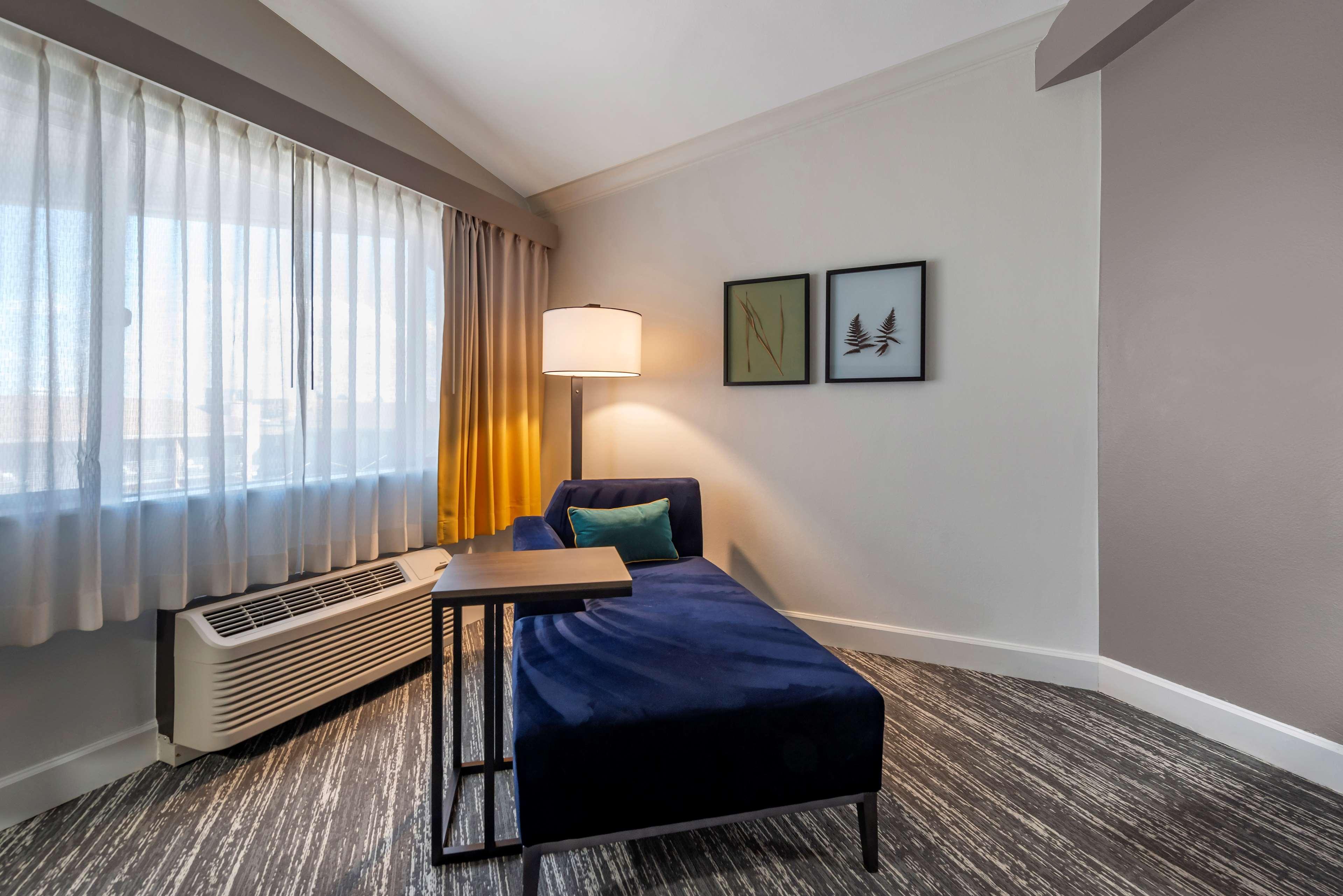 Отель Best Western Premier Denver East Экстерьер фото