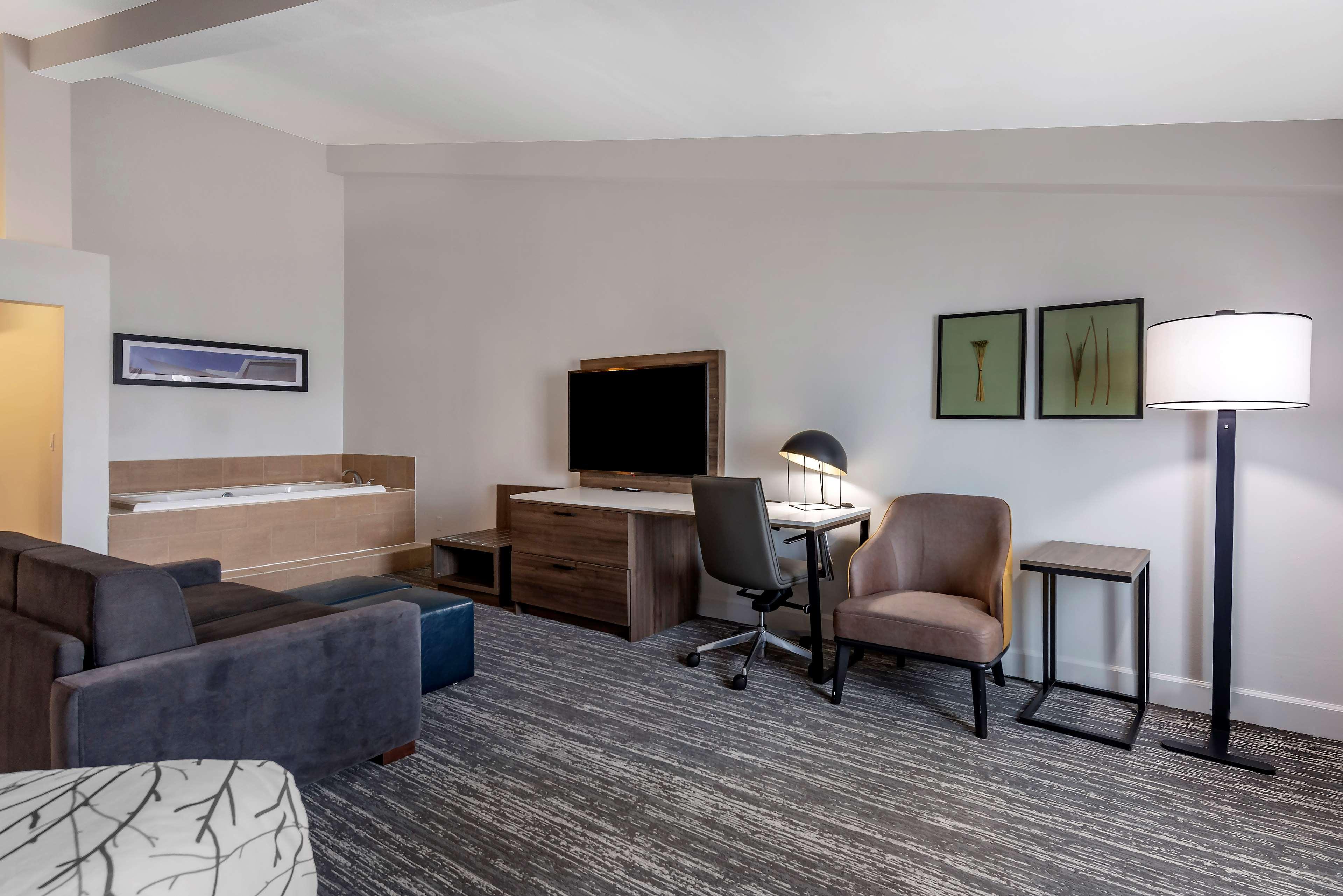 Отель Best Western Premier Denver East Экстерьер фото