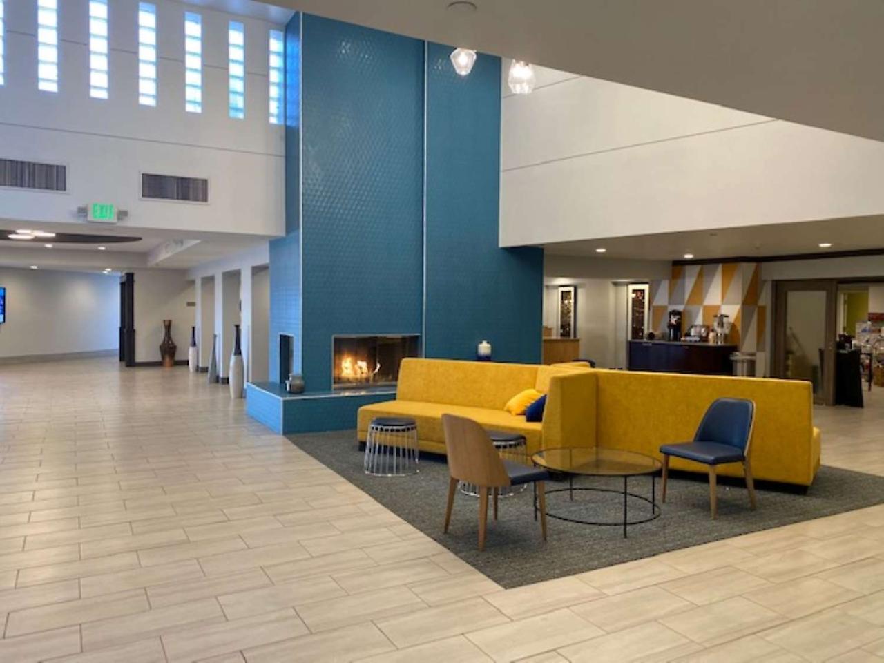 Best Western Premier Denver East Экстерьер фото